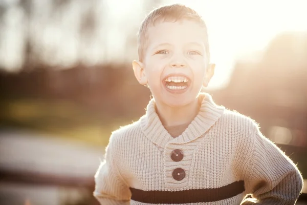 Lächelndes Kinderporträt eines kleinen Jungen beim Spielen — Stockfoto