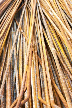 İnşaatta betonu güçlendirmek için kullanılan çelik çubuklar.