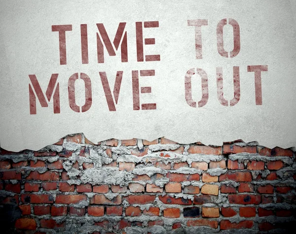 Time to move out concept on old brick wall — Stock Photo, Image