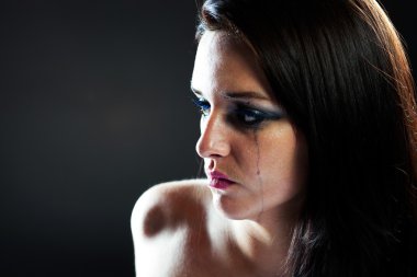 kadın ağlıyor, lekeli makyaj zarar