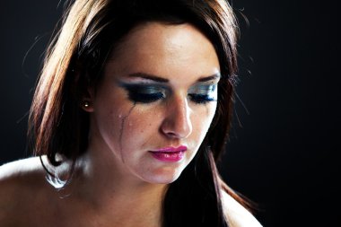 kadın ağlıyor, lekeli makyaj zarar