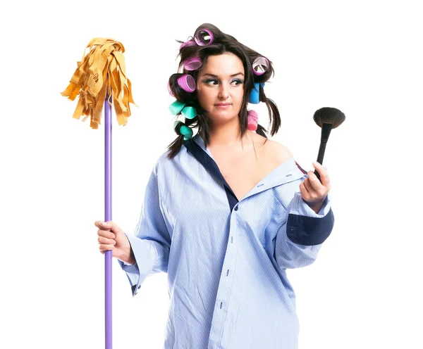 Женщина-домохозяйка, моющая швабра и косметическая щетка — стоковое фото