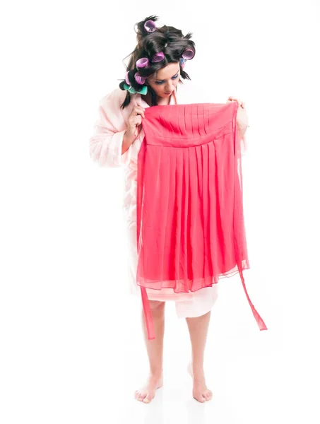 Vrouw in badjas kiezen kleding — Stockfoto