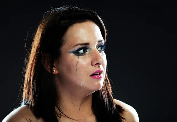 Mujer herida llorando, maquillaje untado —  Fotos de Stock