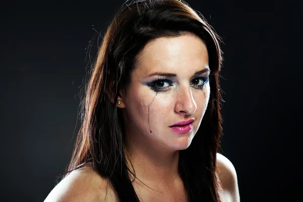 Zraněná žena pláče, rozmazaně make-up — Stock fotografie