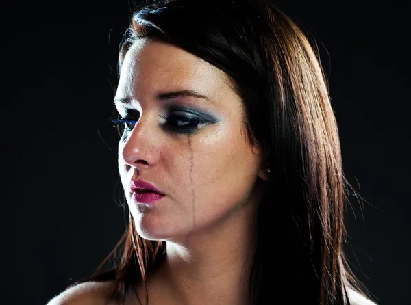 Mujer herida llorando, maquillaje untado —  Fotos de Stock