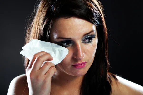 Zraněná žena pláče, rozmazaně make-up — Stock fotografie