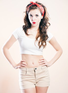 genç ve güzel kadın pin up kız poz