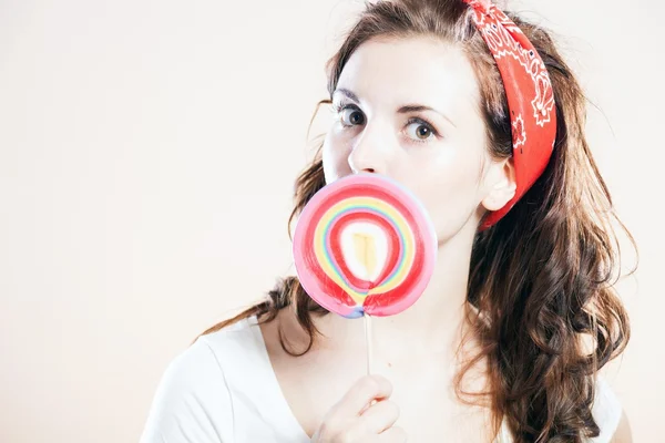 Klämma fast upp flicka med stora lollipop — Stockfoto