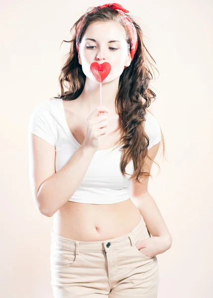 Pin up girl, valentine lutscher in form von herzen — Stockfoto