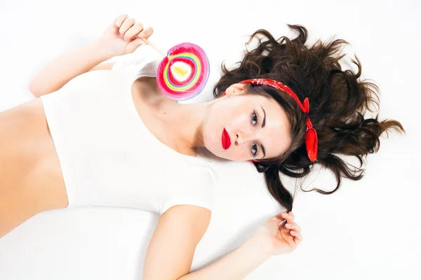 Ganska sexig pin-up girl med lollipop — Stockfoto