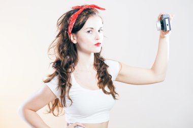 güzel pin up girl selfie vintage fotoğraf makinesi