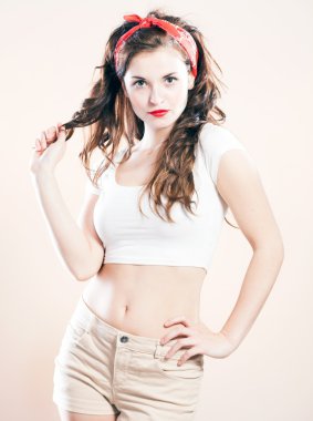 genç ve güzel kadın pin up kız poz