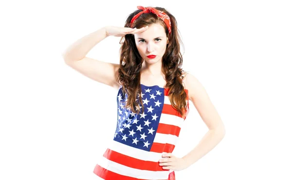 Pin up menina envolto em bandeira americana saudação — Fotografia de Stock