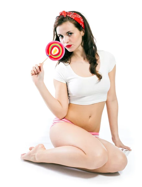 Ganska pinup girl i trosor med stora lollipop — Stockfoto
