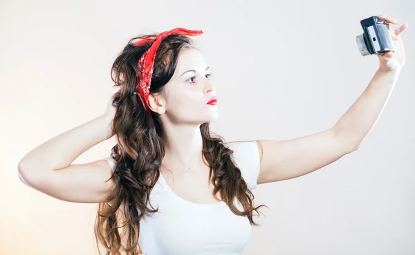 Mooie pin-up girl selfie vintage camera — Stockfoto