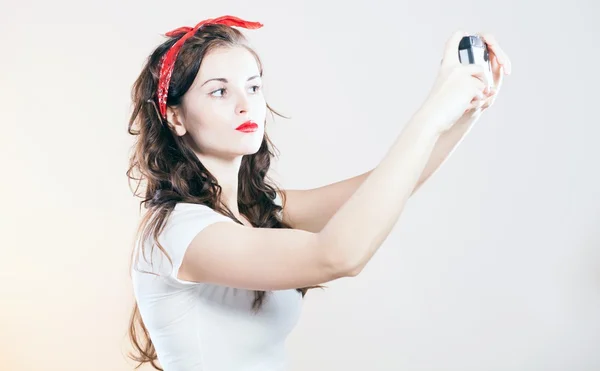 Красивая девушка винтажная камера делает снимок — стоковое фото