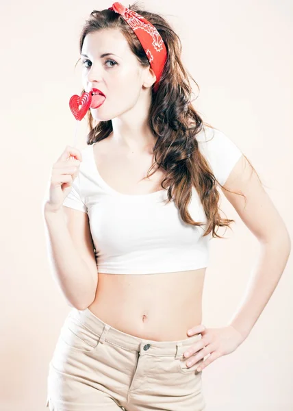 Jolie jeune femme pin up fille posant — Photo