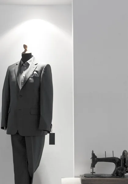 Elegante mannen pak op mannequin, shopwindow — Stockfoto