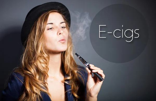 Mujer fumando cigarrillo electrónico con humo — Foto de Stock