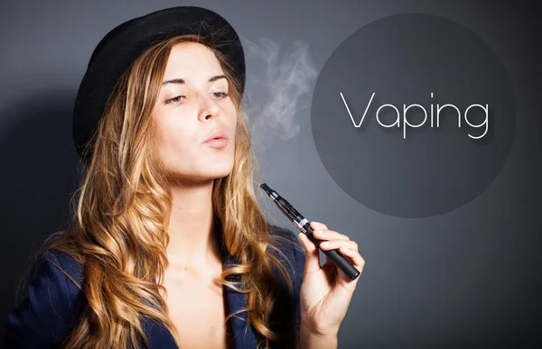 kadın vaping e-sigara dumanı ile
