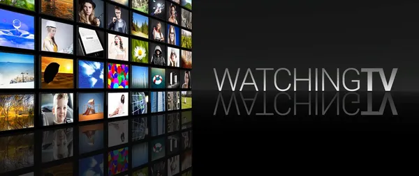 Tittar på tv skärmar svart bakgrund — Stockfoto