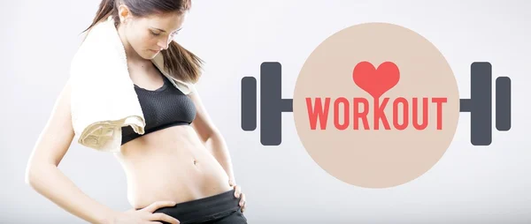 Workout, Frau blickt auf ihren flachen Bauch — Stockfoto