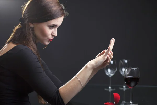 Mujer con anillo de compromiso en el restaurante — Foto de Stock