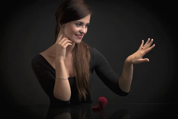 Retrato de glamour de mulher com anel de noivado — Fotografia de Stock