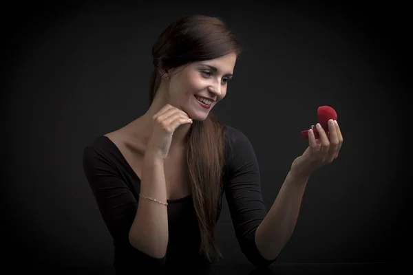 Retrato de glamour de mujer con anillo de compromiso —  Fotos de Stock