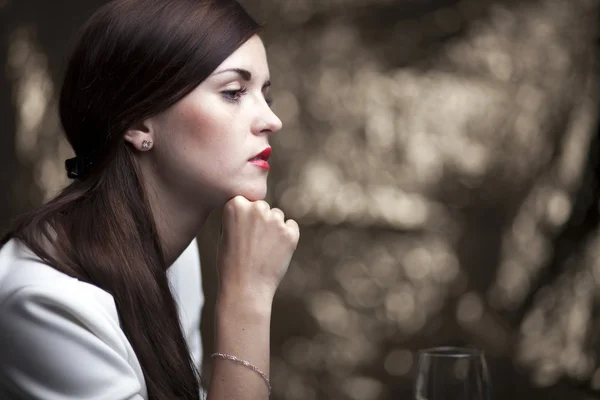 Elegante mujer glamour esperando cita —  Fotos de Stock