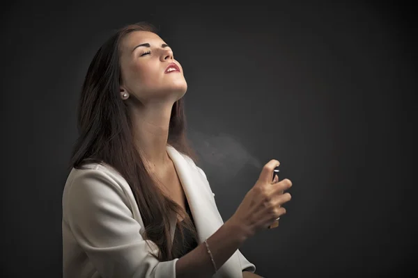 Glamour mujer elegante rociando perfume — Foto de Stock