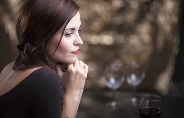 Elegante Glamour-Frau mit einem Glas Rotwein — Stockfoto