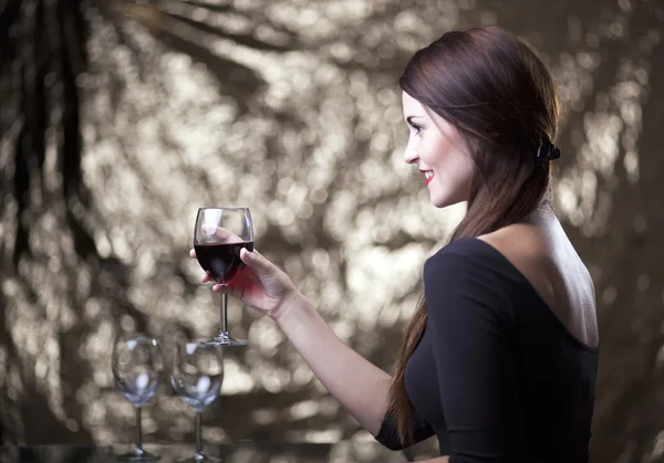 Elegante donna glamour con bicchiere di vino rosso — Foto Stock