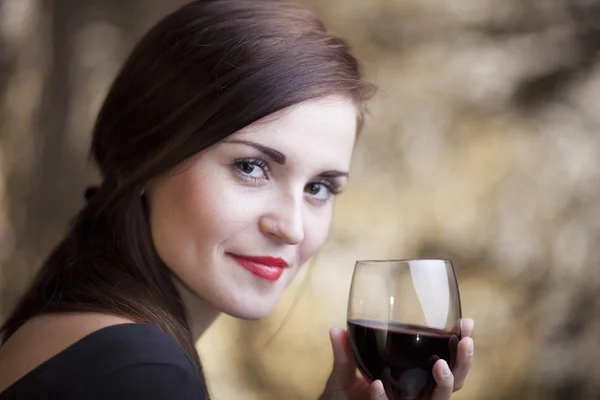 Elegante donna glamour con bicchiere di vino rosso — Foto Stock