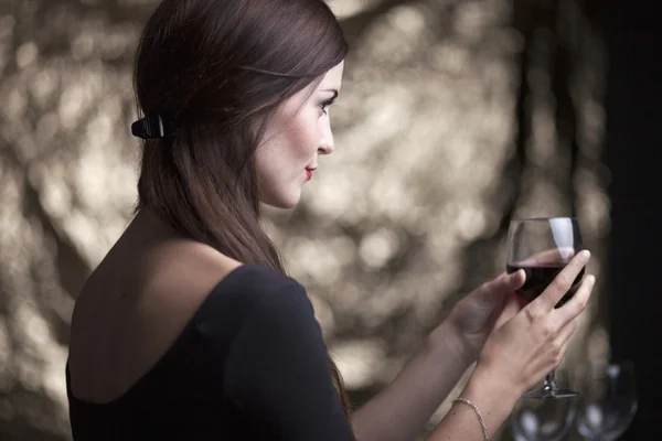 Elegantní půvab žena se sklenicí červeného vína — Stock fotografie