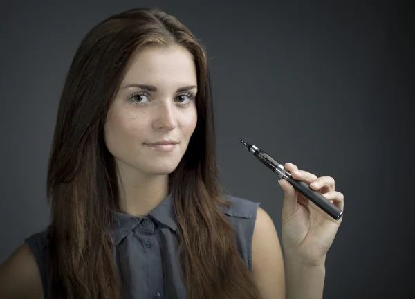 Élégante, belle femme fumant e-cigarette — Photo