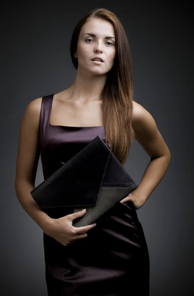 Elegante, hermosa mujer con bolso de embrague —  Fotos de Stock