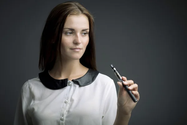 Elegante mooie vrouw met e-sigaret — Stockfoto