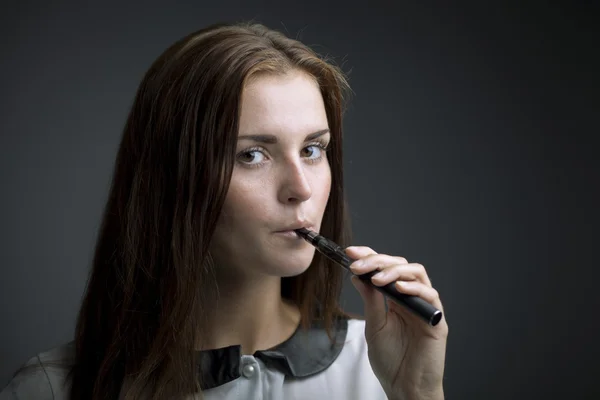 Elegante mooie vrouw met e-sigaret — Stockfoto