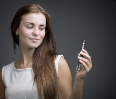 ecigarette ile gülümseyen güzel kadın