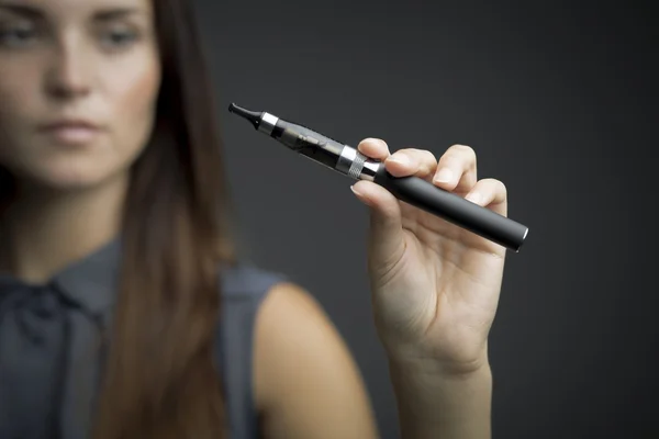 E-cigarro na mão da mulher de perto — Fotografia de Stock