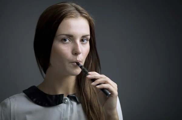 E-sigara tutan zarif güzel kadın — Stok fotoğraf