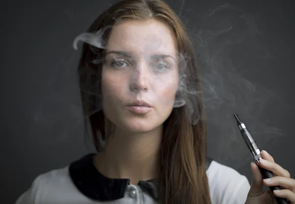 Elegante vrouw e-sigaret roken met rook — Stockfoto