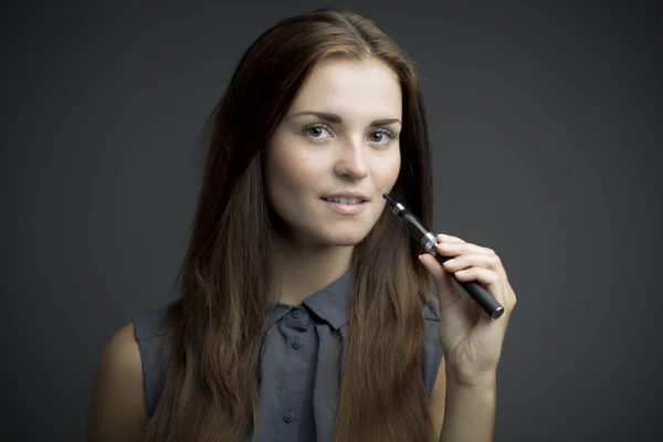 Elegante, mooie vrouw roken e-sigaret — Stockfoto