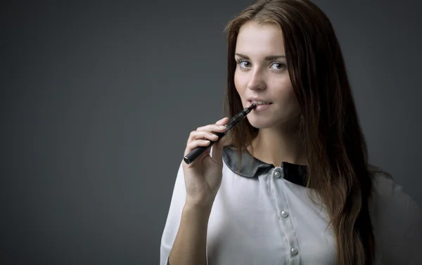 Lachende mooie vrouw met ecigarette — Stockfoto