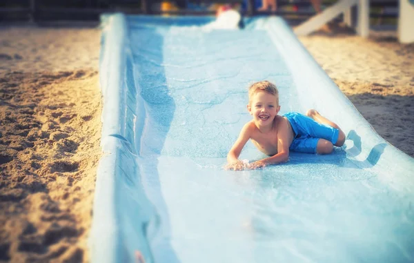 Çocuk üzerinde su kaydırağı, aquapark, yaz tatili — Stok fotoğraf