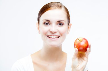 Holding ve Kırmızı elma, sağlıklı dişler yiyen kadın