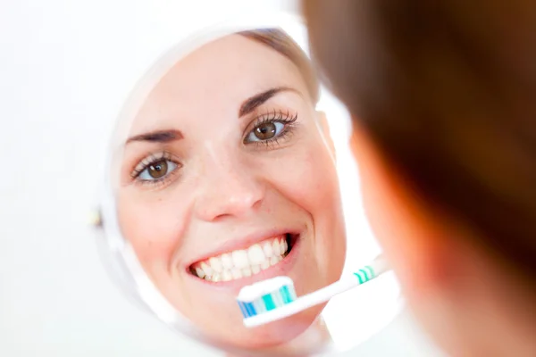 Женщина с зубной щеткой, стоматологическая помощь — стоковое фото