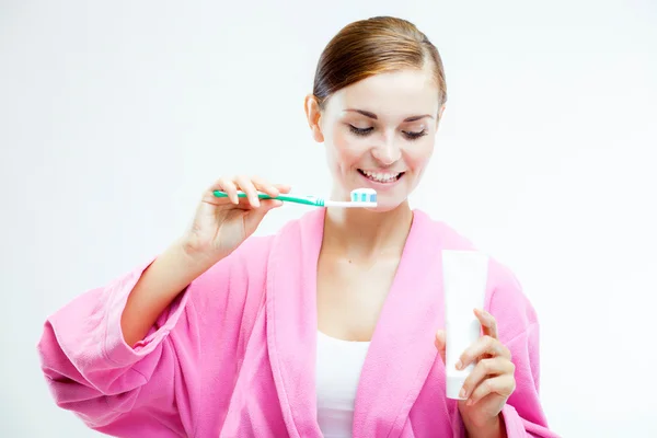 Mujer con cepillo de dientes y tubo de pasta dental —  Fotos de Stock